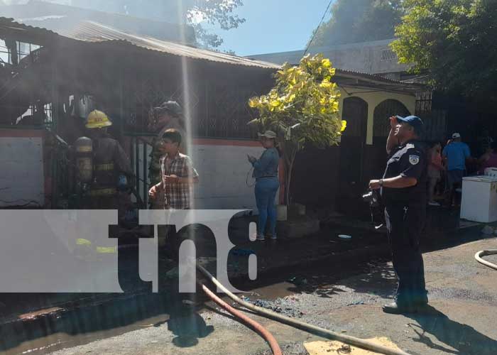 Bomberos investigan causas del incendio en Managua