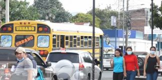 Taxista se tira alto y deja volcada una mototaxi en Managua