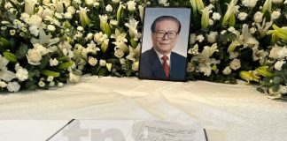 Foto: Firman libro de condolencias por el fallecimiento del ex presidente de China / TN8