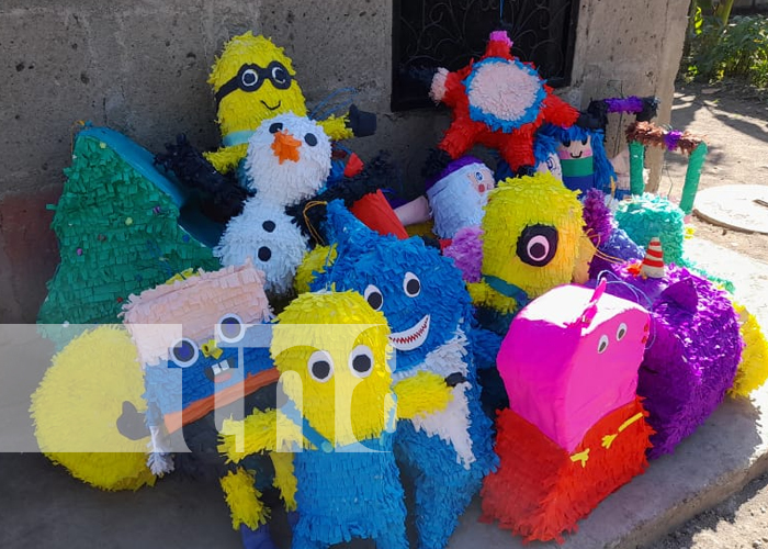 Mujeres de Nandaime elaboran piñatas para esta navidad