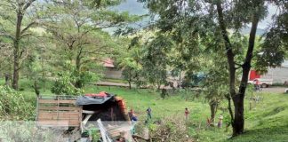 Foto: Camión con materiales de construcción cae en un hoyo en Río Blanco / TN8