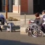 “Amor eterno”, abuelo sin una pierna pasea a su esposa en silla de rueda