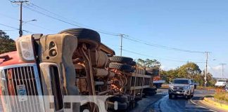 Rastra cargada de alimento de ganado se da vuelta en la Rotonda de Monimbó