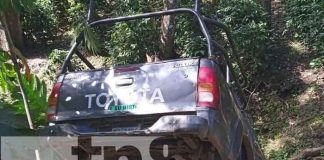 Foto: Conductor se da a la fuga dejando la camioneta y a su acompañante dentro de un zanjón, en Matagalpa / TN8