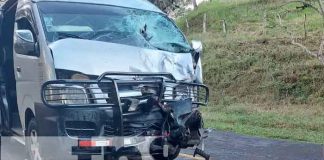 Dos motociclistas mueren al impactar contra un microbús en Morrito, Río San Juan