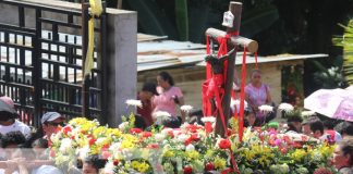 Foto: Centenares de fieles católicos llegaron a pagar su promesa al Cristo Negro, en Siuna / TN8