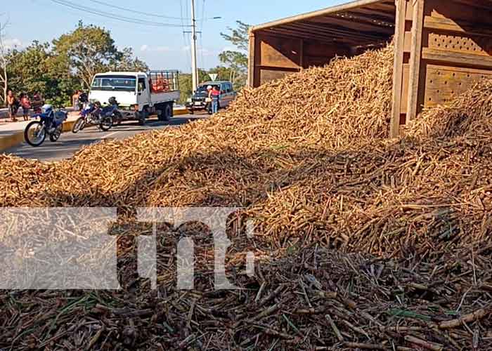 Rastra cargada de alimento de ganado se da vuelta en la Rotonda de Monimbó