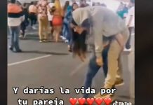 Mujer carga a su novio borracho después de una fiesta