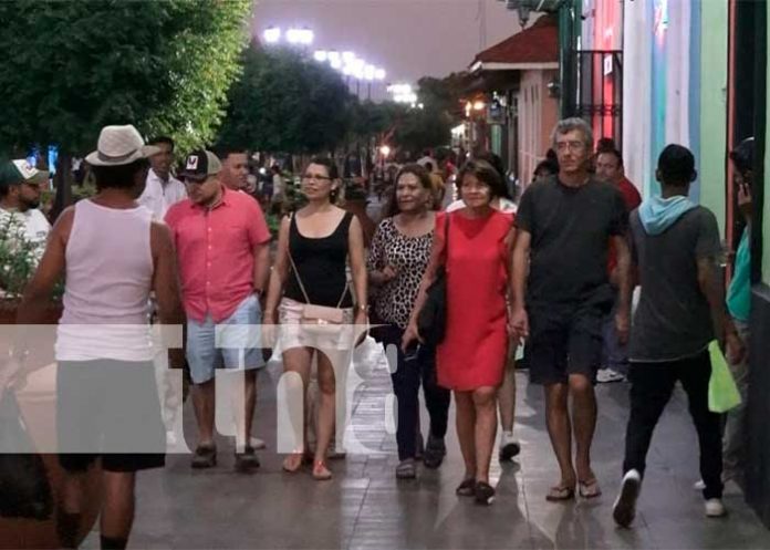 Foto: Turistas nacionales y extranjeros abarrotan Granada/TN8