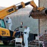 Mató a su vecino en Italia por destruirle la casa con una excavadora