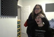 Streamer alcanza los 9 espectadores en Twitch y lo celebra con su mamá (Video)