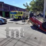 Taxista protagoniza fuerte accidente en una intersección en Managua