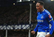 Aficionados detienen e increpan a jugador del Everton por malos resultados