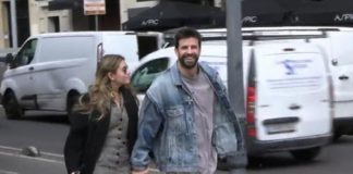 Con Clara Chía de la mano Piqué se burla de un paparazzi (Video)