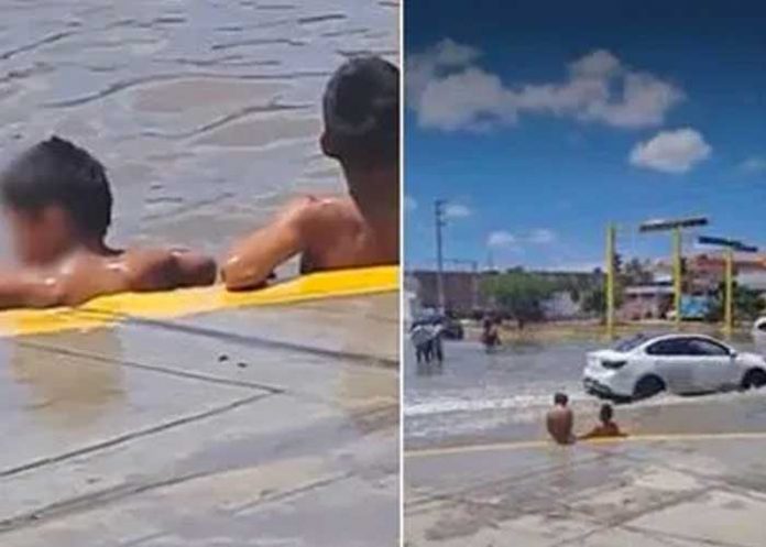 ¡Qué finos! Captan a niños dándose un “chapuzón” en calle inundada