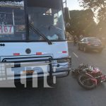 Motociclista se salvó de quedar bajo las pesadas llantas de un bus en Managua