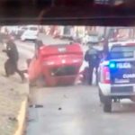 Video (Policía se peina mochila en pleno accidente)