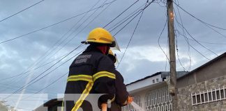 Poste de energía eléctrica arde en llamas en un barrio de Juigalpa, Chontales