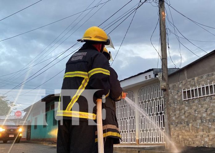 Poste de energía eléctrica arde en llamas en un barrio de Juigalpa, Chontales