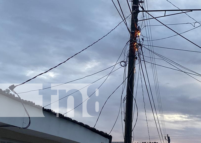 Poste de energía eléctrica arde en llamas en un barrio de Juigalpa, Chontales