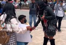 Pide a chica que sea su novia frente a todos y lo rechazó (video)