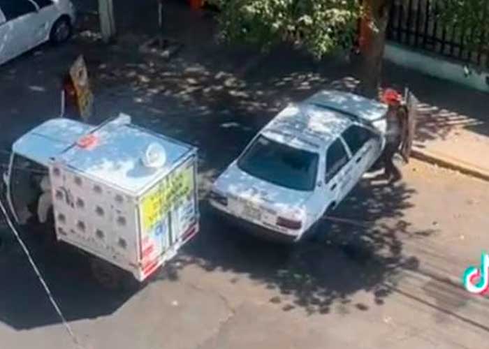 Familia busca a su perrito con camioneta y megáfono