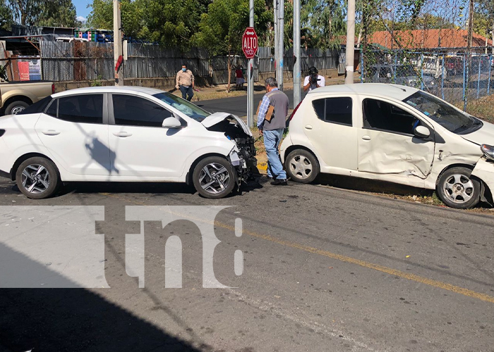 Imprudencia vial deja cuantiosos daños a 3 conductores en Managua