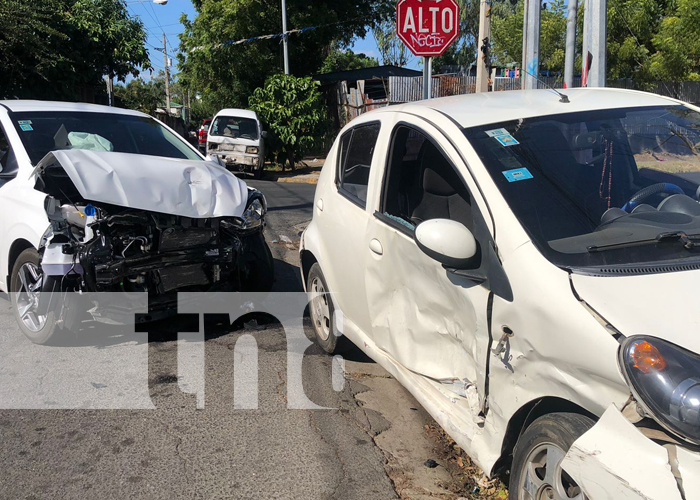 Imprudencia vial deja cuantiosos daños a 3 conductores en Managua