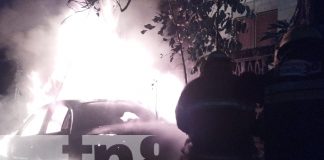 Vehículo se reduce a chatarra tras incendiarse en Río Blanco