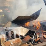 Fuego en la cocina se extiende y quema una casa en León