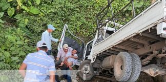 Camión se va dentro una alcantarilla en Paiwás, RACCS