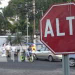 Irrespetar la señal de ALTO deja con golpes a un motociclista en Plaza España, Managua