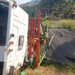 Foto: Camión se da vuelta en la cuesta de la Ponzoña, en Río Blanco / TN8