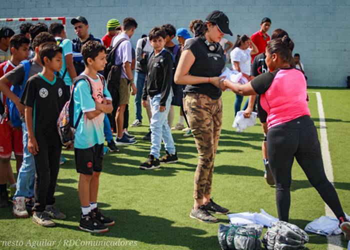 Movimiento Alexis Argüello entrega uniformes deportivos a coordinadores municipales y departamentales