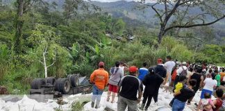 Foto: Se vuelca un vehículo pesado cargado de más de 400 quintales azúcar en Jinotega / TN8