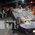 Foto: "Con las llantas para arriba" terminó un vehículo en accidente en Matagalpa / TN8