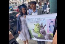 Joven asiste a la graduación de su hermana con cartel 