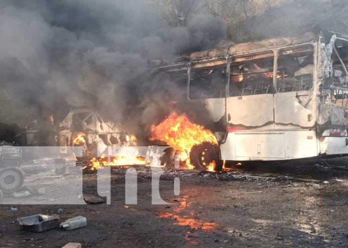 Foto: Fuerte incendio consume al menos tres unidades de buses en Matagalpa / TN8