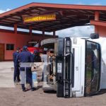 Foto: Vuelco de camión frente a los bomberos de Río Blanco / TN8