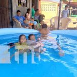 Con un chapuzón en piscina desde casa, familias disfrutan sus vacaciones de Semana Santa