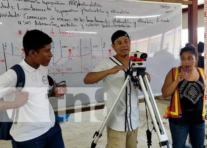 Foto: Estudiantes de secundaria visitan el tecnológico héroe y Mártires en Bilwi / TN8