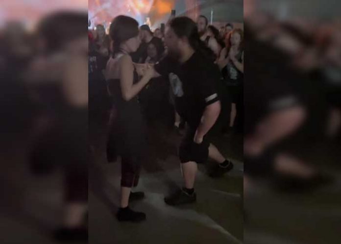 Tiktok: Joven se viraliza en redes por pedir matrimonio en un concierto.