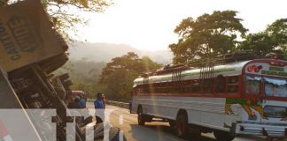 Foto: Cisterna se da vuelta con 11 mil litros de leche en Matiguás / TN8