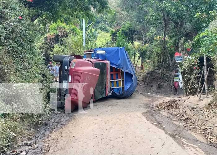 Foto: Camión termina volcado en una de las carreteras de Jalapa / TN8