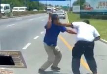 Se fueron a golpes: Dos taxistas protagonizan pelea en plena vía