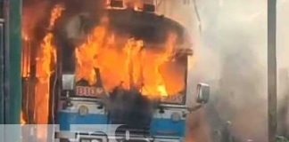 Incendio inexplicable consumió un bus en Nueva Guinea