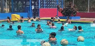 Familias apaciguan el calor es las refrescantes piscinas de xilonen