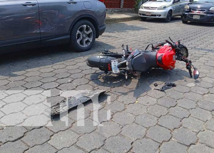 Motociclista catapultado por escaparse de delincuentes que lo querían asaltar