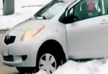 Ladrón se viralizó en un video por robar un paquete; pero justamente al momento de huir del lugar en su vehículo, es atrapado por la nieve.