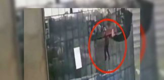 Video: ¡Salvado por la cuerda! Terrible momento se llevaron dos hombres por un vientazo